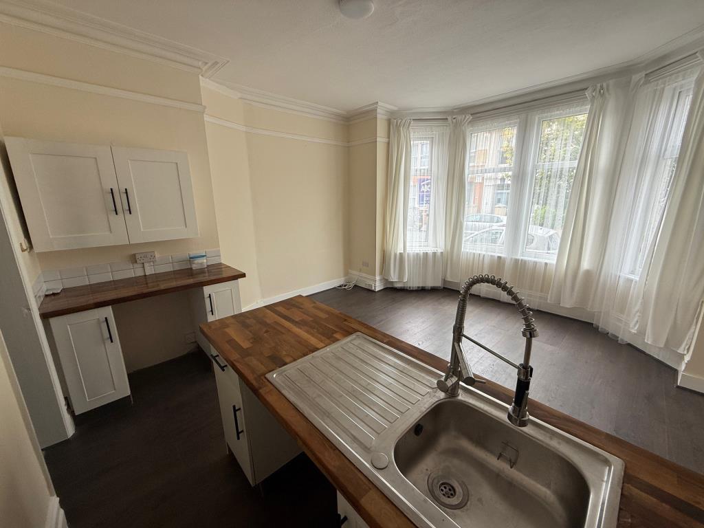 Lot: 155 - ONE-BEDROOM GROUND FLOOR FLAT - Open plan kitchen come living area